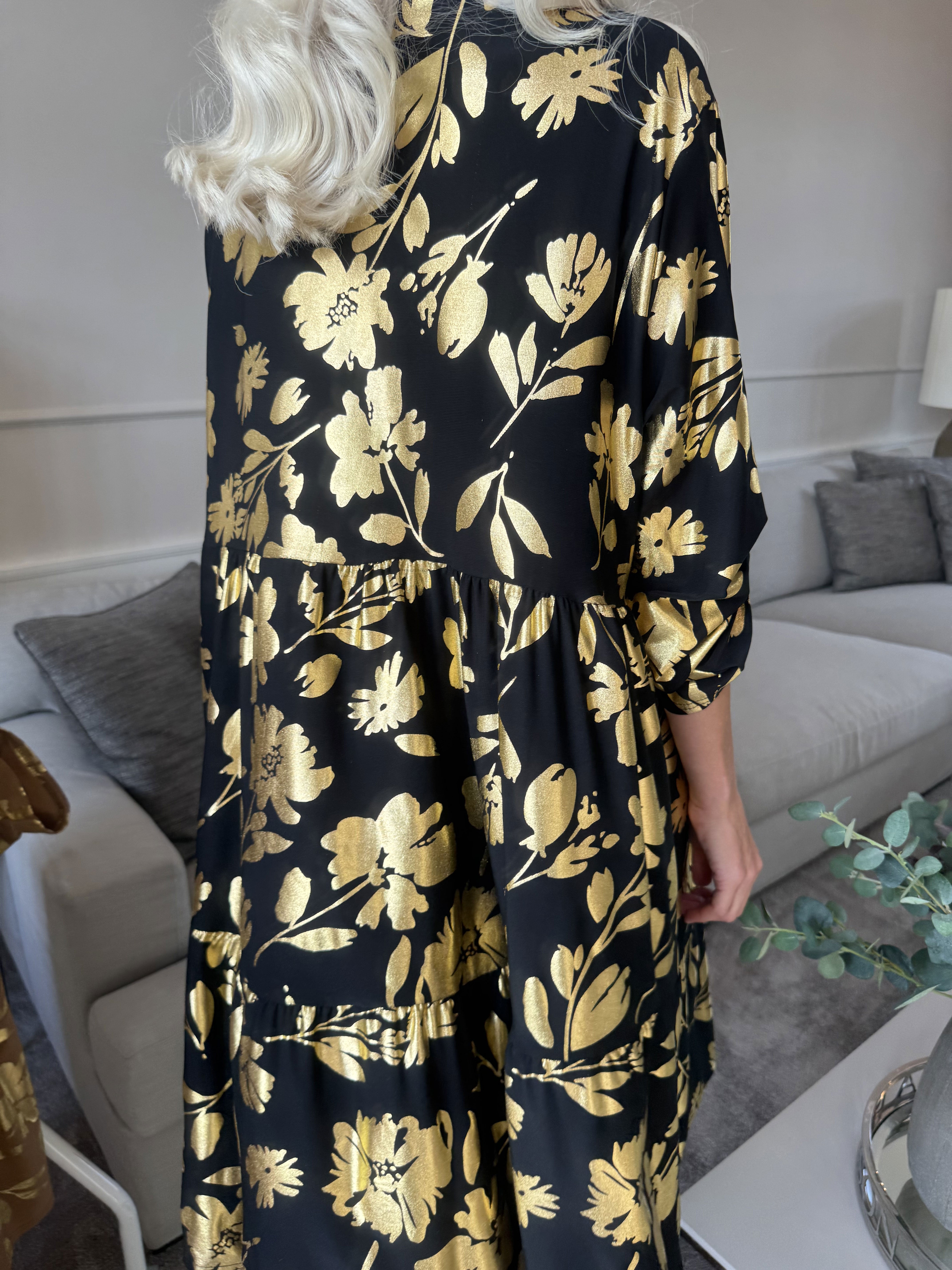 Milano Gold Flower Midi - Kjole med guld blade og lag på lag look